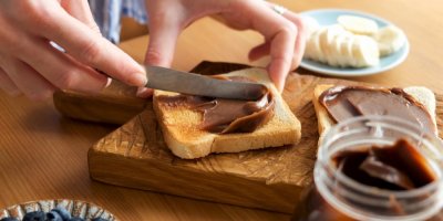 Mazání Nutelly na toast