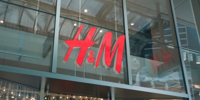 Logo H&M na budově
