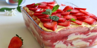 Mísa s vrstveným jahodovým tiramisu