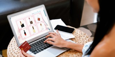 Žena nakupuje online