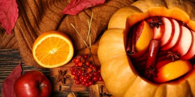 Punč ve vydlabané dýni, jablka, pomeranč, koření