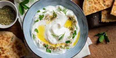 Dip s bylinkami, okolo chlebová placka