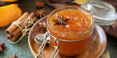 Dýňový džem ve skleničce ozdobený kouskem badyánu