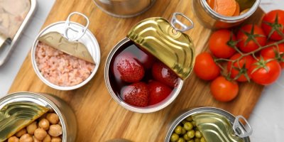 Konzervy s různými potravinami