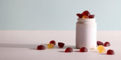 Různé želé ve sklenici i okolo ní