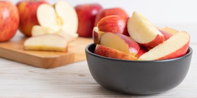 Miska a prkénko s nakrájenými jablky