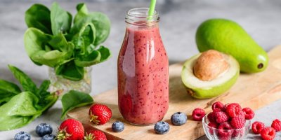 Kompozice ovoce na prkénku a sklenka se smoothie