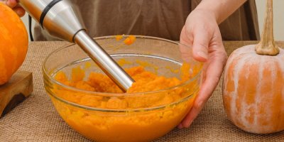 Mixování dýňového pyré tyčovým mixérem ve skleněné míse