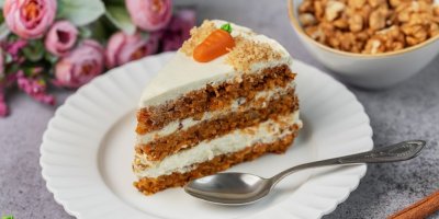 Kousek mrkvového dortu