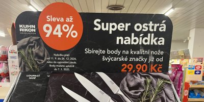 Záběr na reklamní ceduli propagující věrnostní akci na ostré nože v prodejně Coop