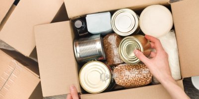 Krabice plná jídla