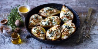 Pečené hrušky se sýrem a ořechy v pánvi