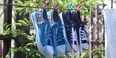 Tenisky se suší venku