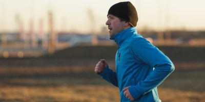 Muž běží v zimní čepici