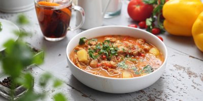 Houbový guláš s bramborem v bílé misce