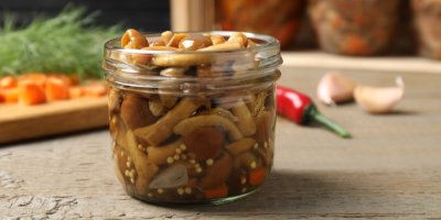 Naložené houby s kořením ve skleničce