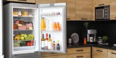 Lednice plná potravin a vína