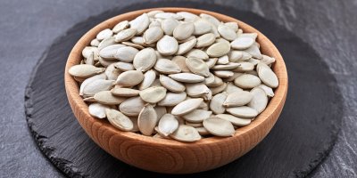 Dýňová semínka v dřevěné misce