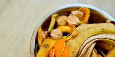 Slupky exotického ovoce v misce