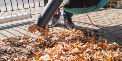 Vysávání listí spadaného na chodníku