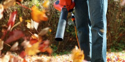 Detail foukání listí fukarem