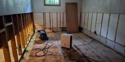 Pohled do sklepních prostor s vysoušeči a ventilátory vzduchu