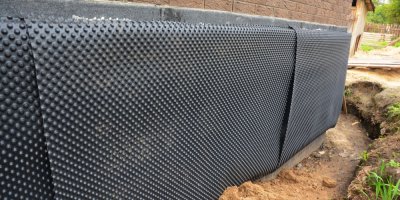 Instalace hydroizolačního materiálu u domovních základů