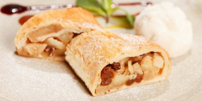 Jablečný štrůdl se šlehačkou