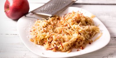 Strouhaná jablka na talířku