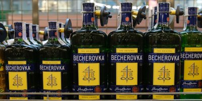 Becherovky v regálu obchodu