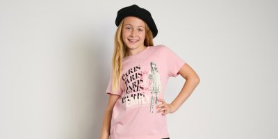 Dívka v růžovém tričku