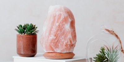 Růžová solná lampa a sukulenty