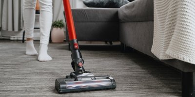 Vysávání koberce tyčovým vysavačem