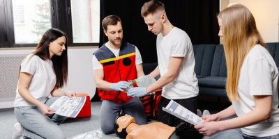 Lidé si nacvičují první pomoc během kurzu.