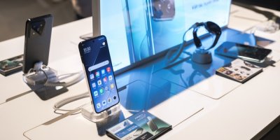 Elektronika značky Xiaomi vystavená v prodejně