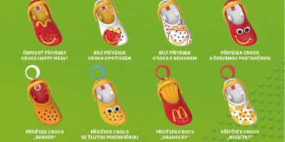 Různé varianty přívěsků ve tvaru boty s motivem McDonald's