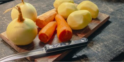 Zelenina na dřevěném prkénku