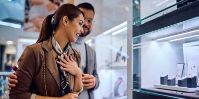 Muž a žena před šperkařstvím