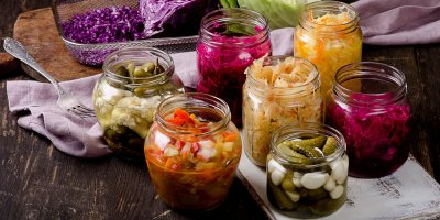 Rozličné sklenice s fermentovanou zeleninou