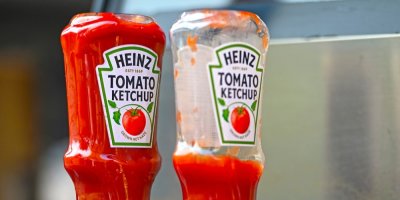 Dvě lahve s kečupem Heinz