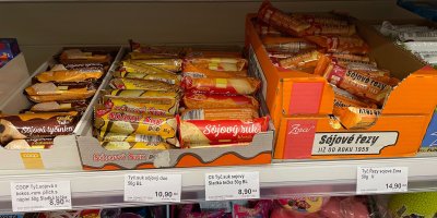 Krabice se sójovými řezy na prodejním regále