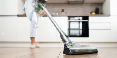 Vysávání podlahy tyčovým vysavačem
