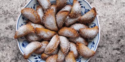 Mrkvánky na modro-bílém talíři