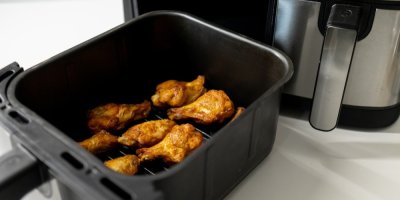 Horkovzdušná fritéza s kuřecími stehny