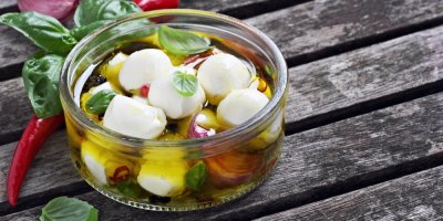 Nakládaná mini mozzarella v oleji s česnekem a bazalkou