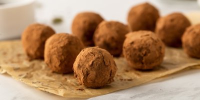 Kuličky obalené v kakau na pečicím papíře