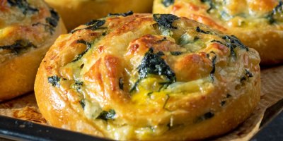 Šnek z kynutého těsta se špenátovo-sýrovou náplní