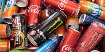 Spousta plechovek na hromadě