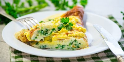 Omeleta na bílém talíři