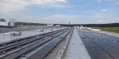 Pohled na střechu hypermarketu se solárními panely